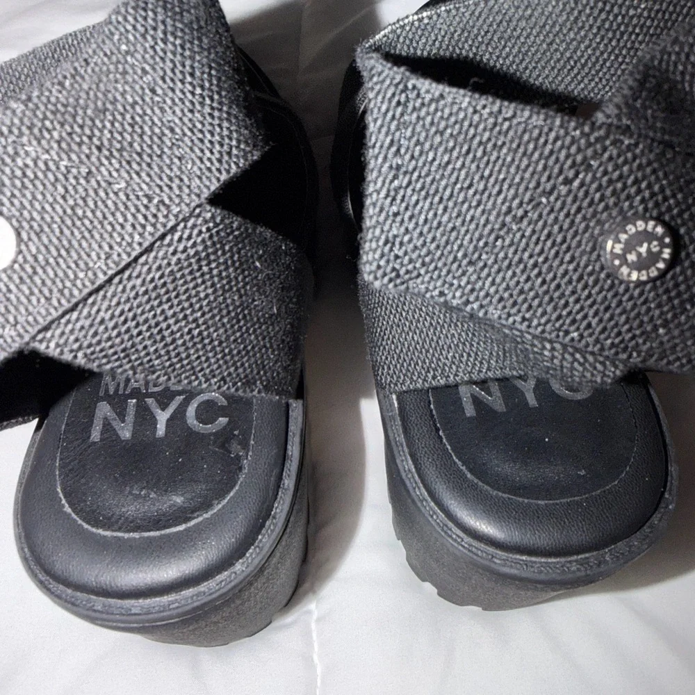 Steve Madden Black Chunky Heel Sandals - Picture 2 of 9